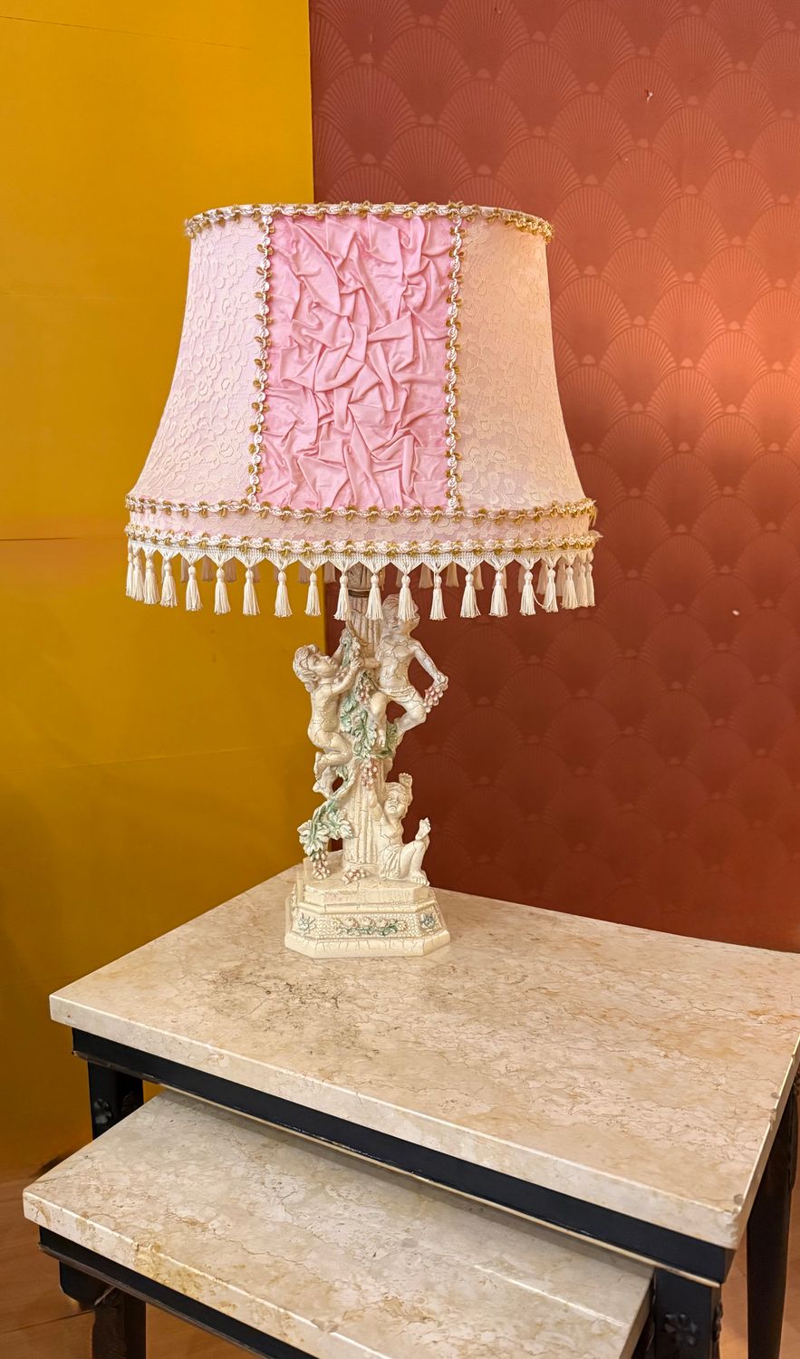 Tafellamp met roze barokke kap