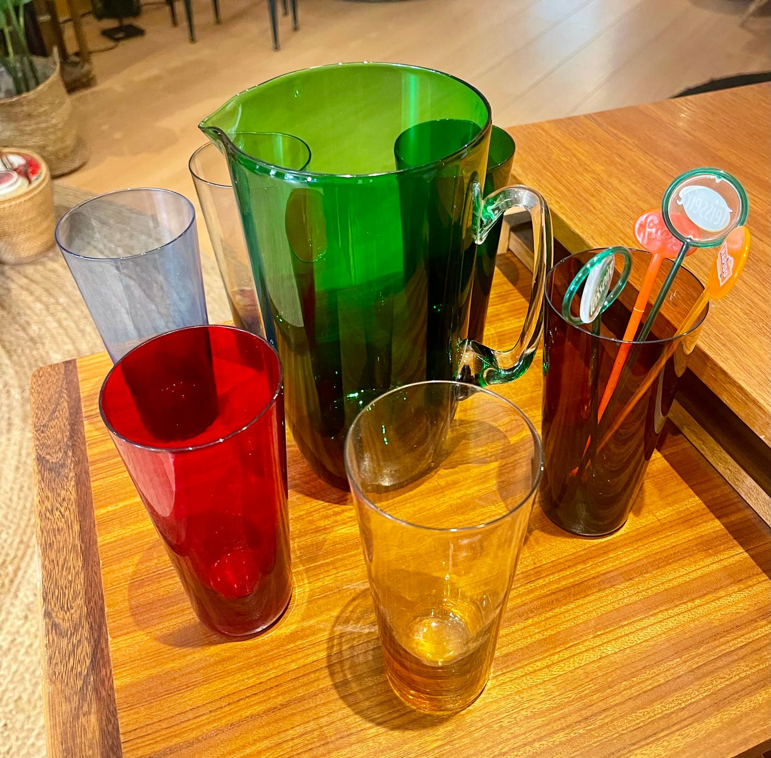 Vintage gekleurde glazen karaf met bijpassende glazen