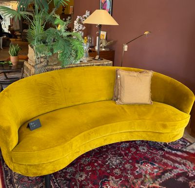 Conversation Lounge" gele bank