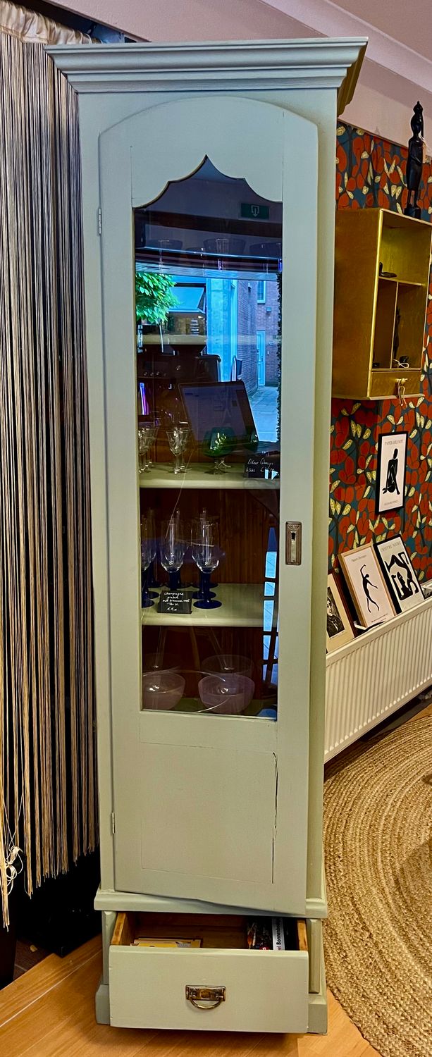 Brocante eendeurs vitrinekast met lade 