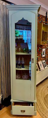 Brocante eendeurs vitrinekast met lade 