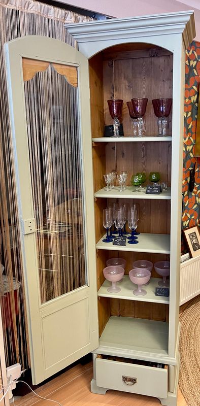 Brocante eendeurs vitrinekast met lade