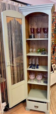 Brocante eendeurs vitrinekast met lade
