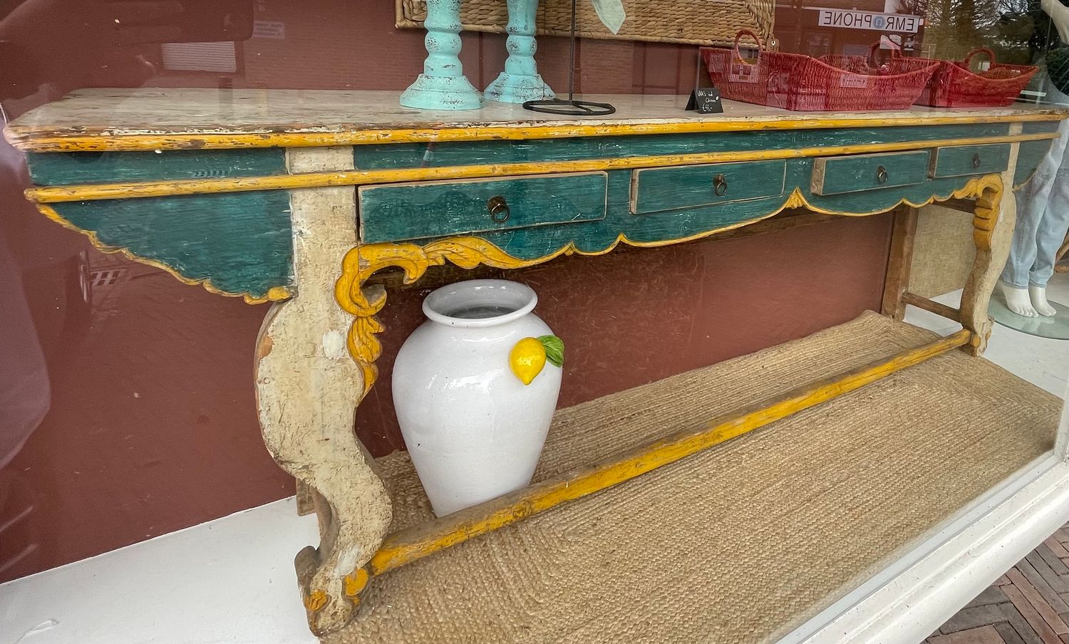 Antieke wandtafel in blauwgroen met goudkleurige accenten