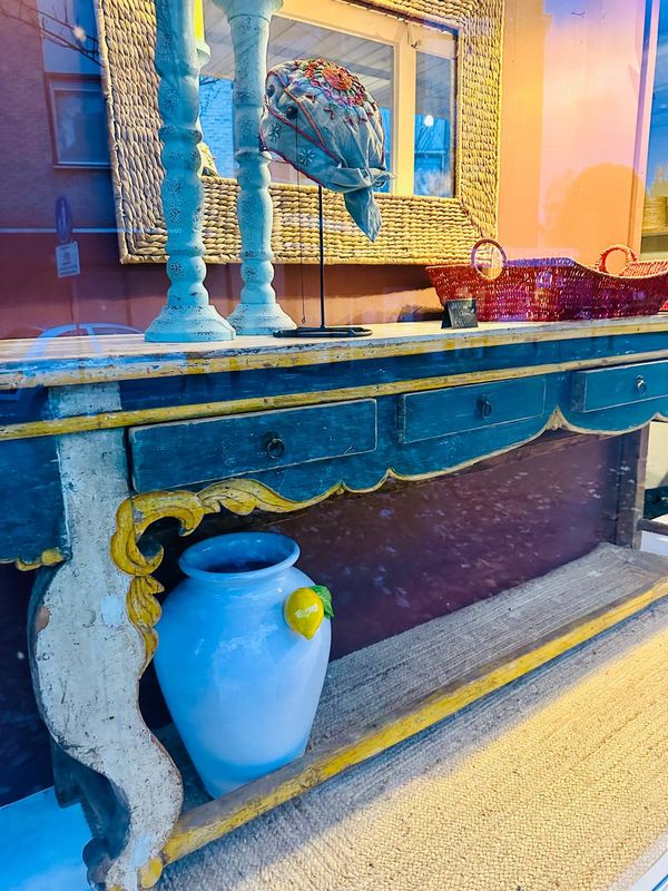 Antieke wandtafel in blauwgroen met goud/geelkleurige accenten