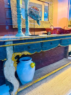 Antieke wandtafel in blauwgroen met goud/geelkleurige accenten