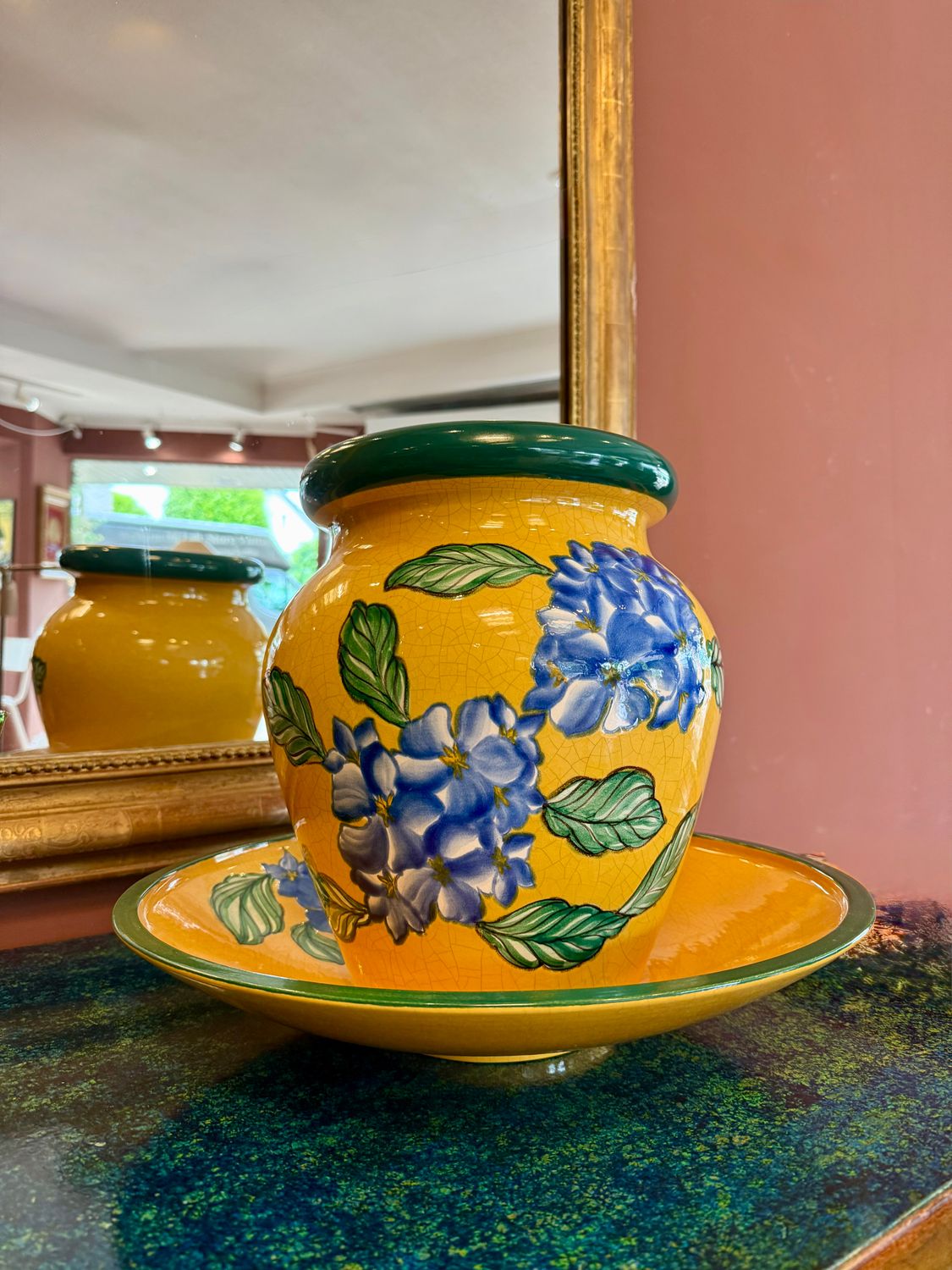Handgeschilderde keramieken pot en schotelset