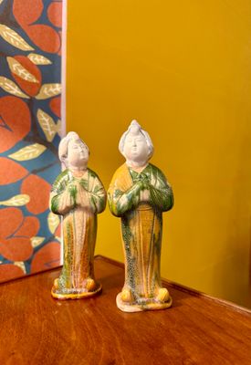 Replica Chinese beeldjes van aardewerk Tang Dynasty met groen en geel "Sancai" (driekleurig ) glazuur.