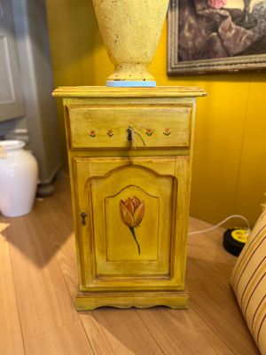 Ladekastje geel met bloemen