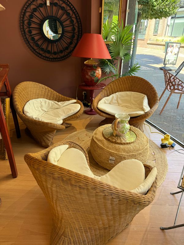 Set van 3 gevlochten rieten stoelen met kussens, prijs per stuk
