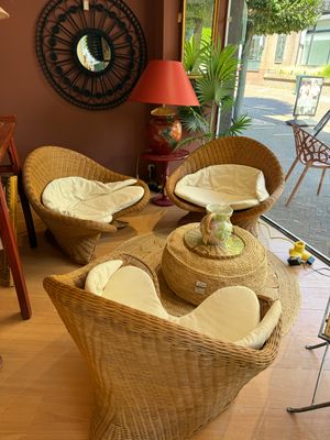 Set van 3 gevlochten rieten stoelen met kussens, prijs per stuk