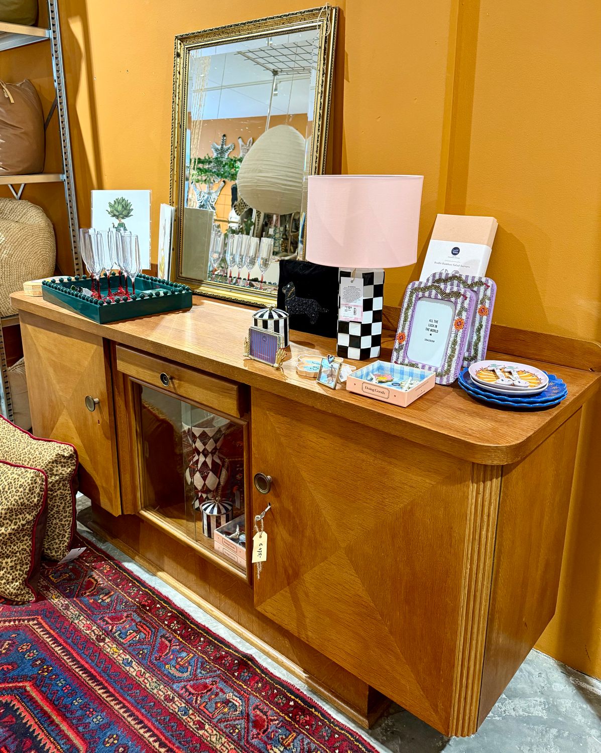 Vintage houten cabinet / dressoir / lowboard met glazen display midden schuif deuren