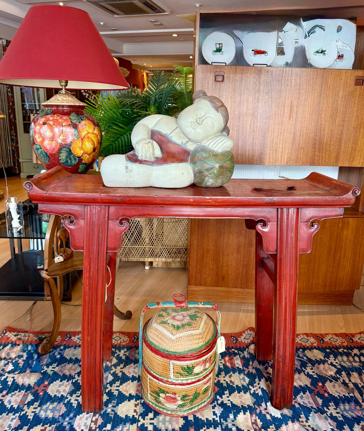 Rood gelakte Chinese sidetable