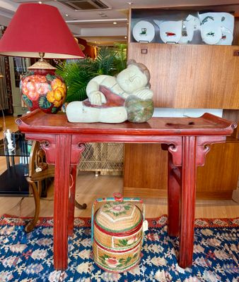 Rood gelakte Chinese sidetable