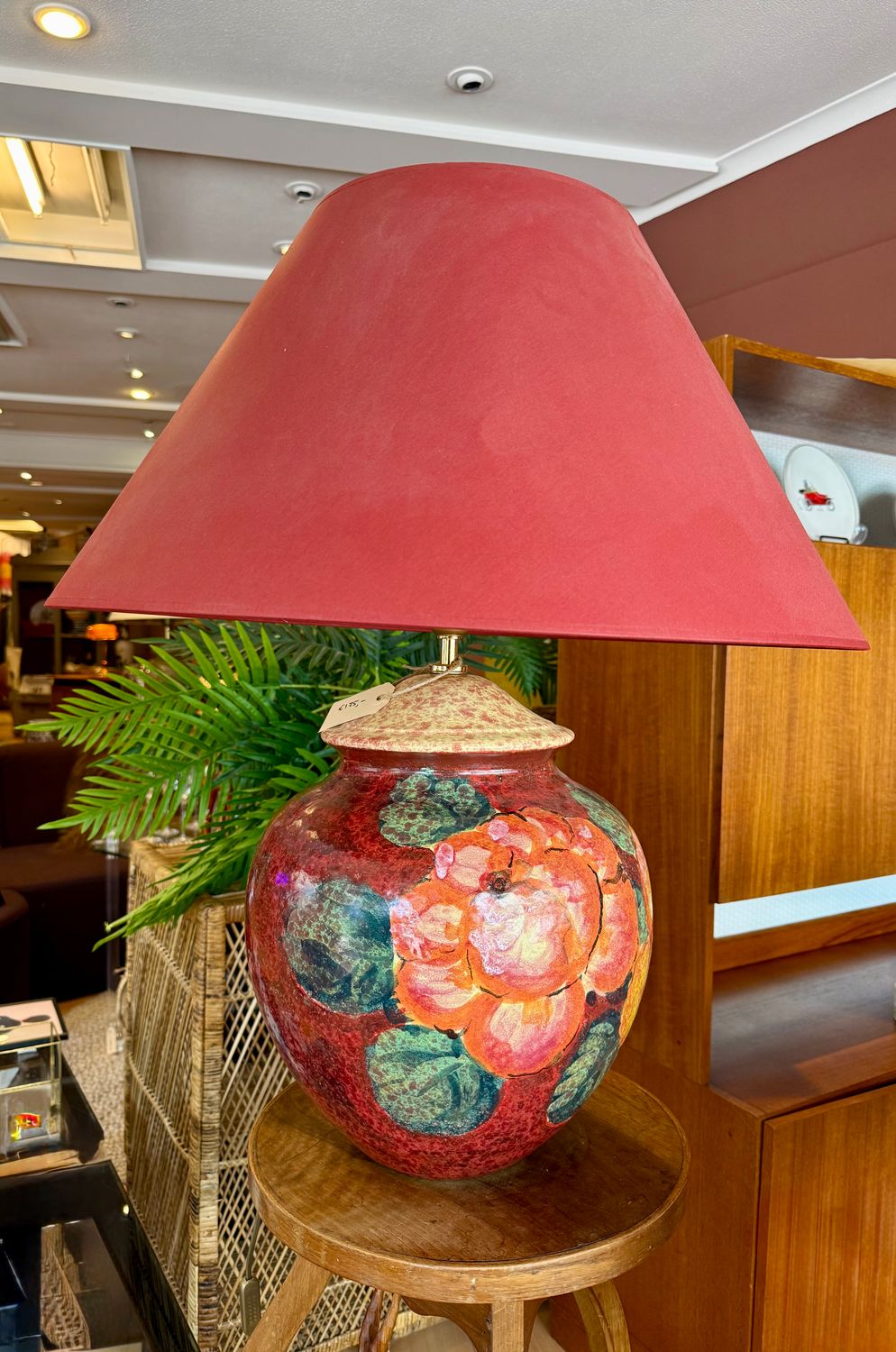 Aardewerken schemerlamp met rode kap