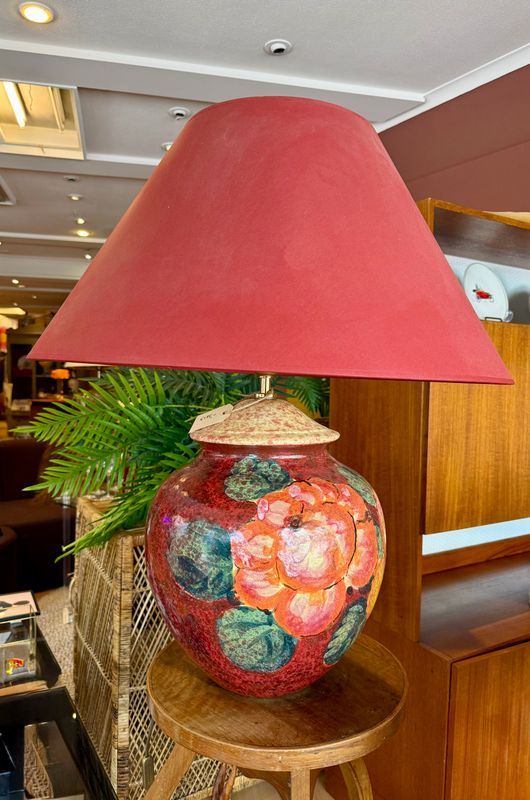 Aardewerken schemerlamp met rode kap