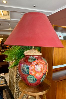 Aardewerken schemerlamp met rode kap