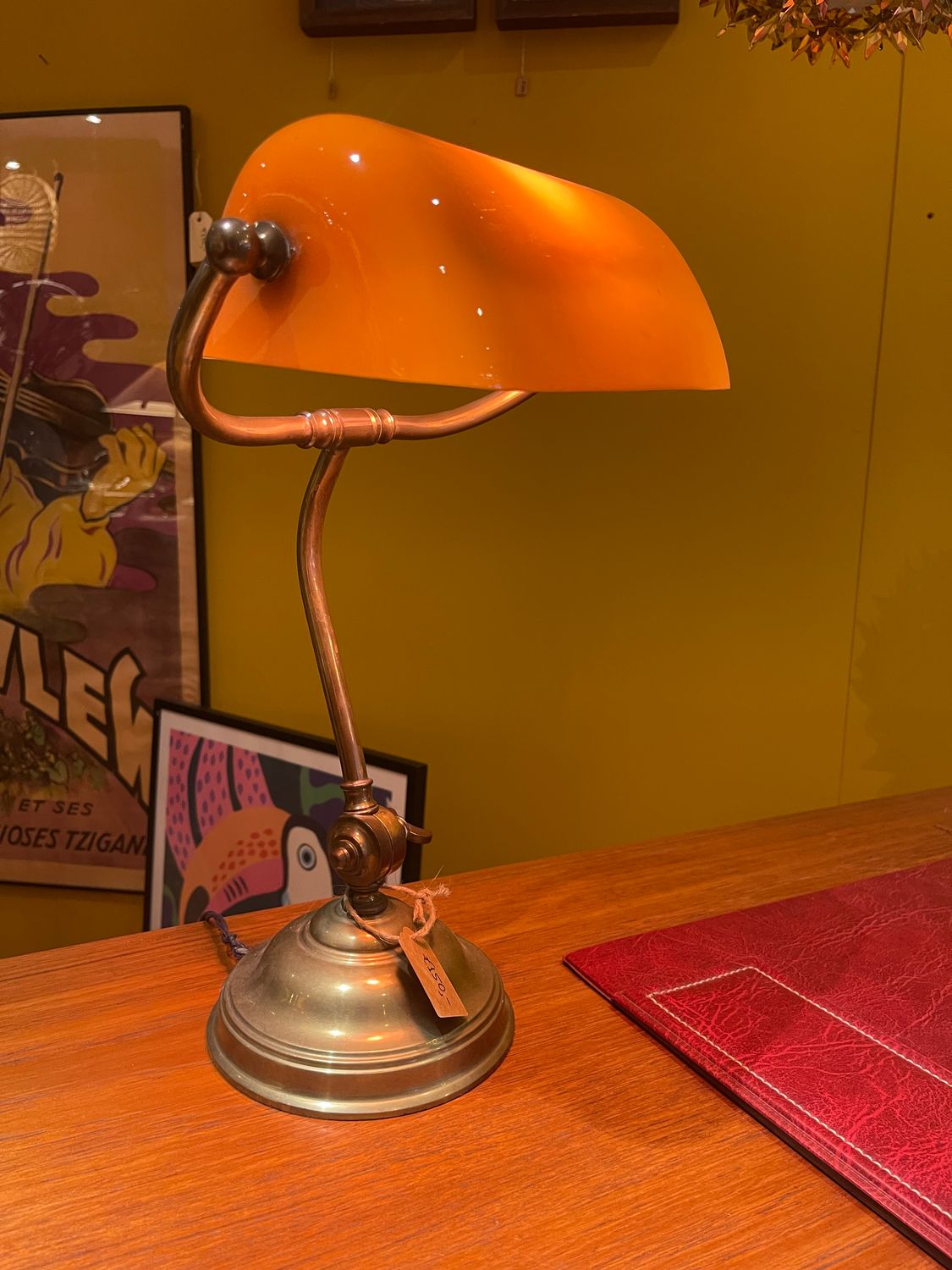 Oude bankiers bureaulamp met oranje/gele glazen kap