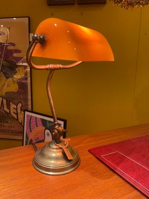 Oude bankiers bureaulamp met oranje/gele glazen kap