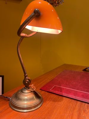 Oude bankiers bureaulamp met oranje/gele glazen kap