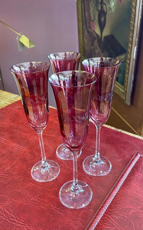 Roze champagne glazen op doorzichtige voet 