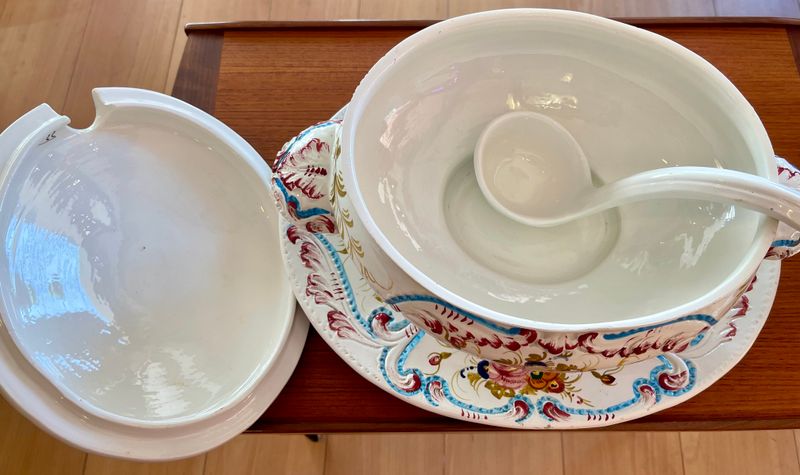 Keramieken soepterrine met onderschaal en lepel