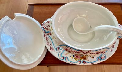 Keramieken soepterrine met onderschaal en lepel