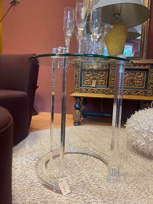 Glazen met plexiglazen bijzettafel
