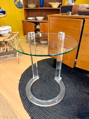 Glazen met plexiglazen bijzettafel