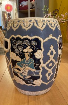 Kruk/ tafeltje van keramiek