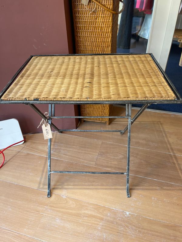 Klaptafeltje rieten blad, metalen onderstel 