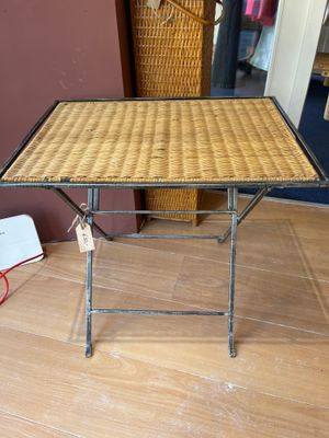 Klaptafeltje rieten blad, metalen onderstel 