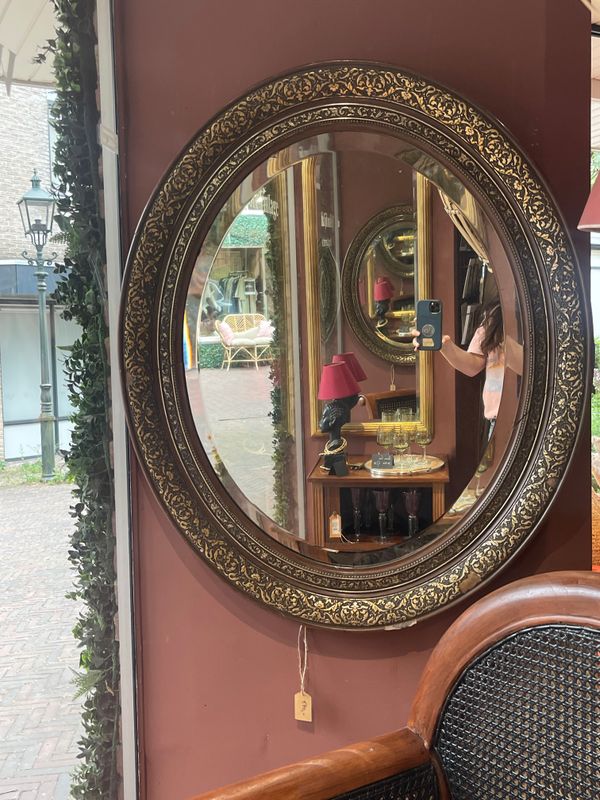 Geslepen spiegel in ovale lijst
