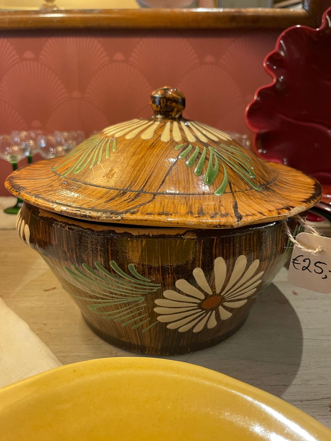 Bruine schaal met bloemen met deksel 