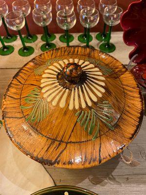 Bruine schaal met bloemen met deksel