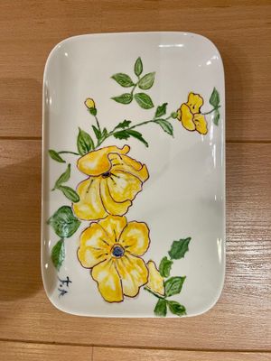 Plat rechthoekig schaaltje handbeschilderd met gele bloemen