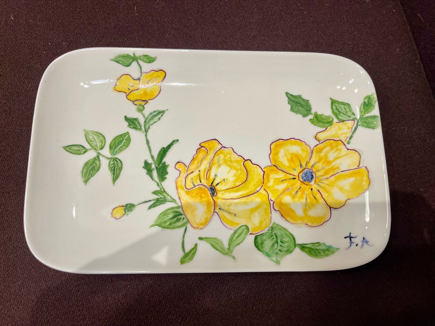 Plat rechthoekig schaaltje handbeschilderd met gele bloemen