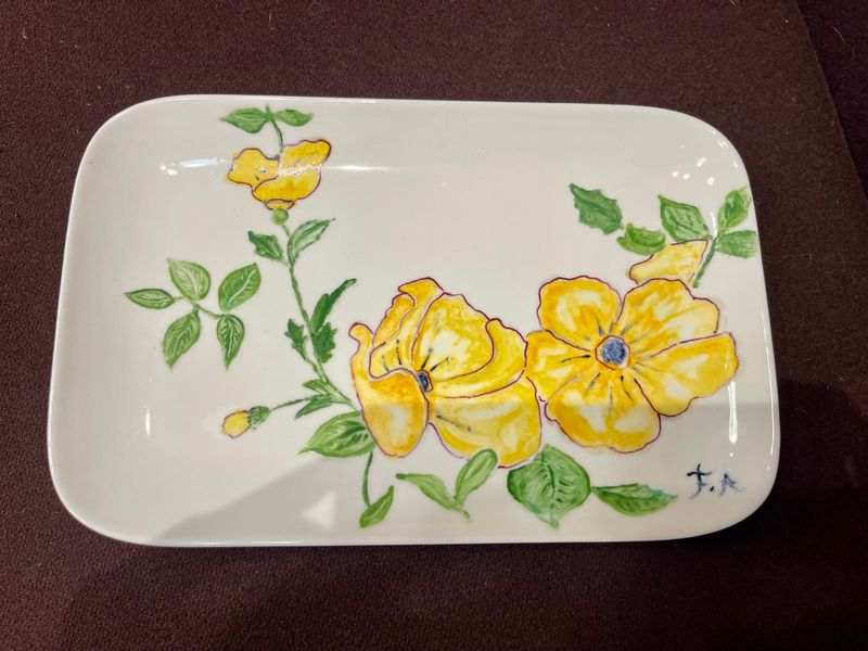 Plat rechthoekig schaaltje handbeschilderd met gele bloemen