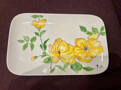 Plat rechthoekig schaaltje handbeschilderd met gele bloemen