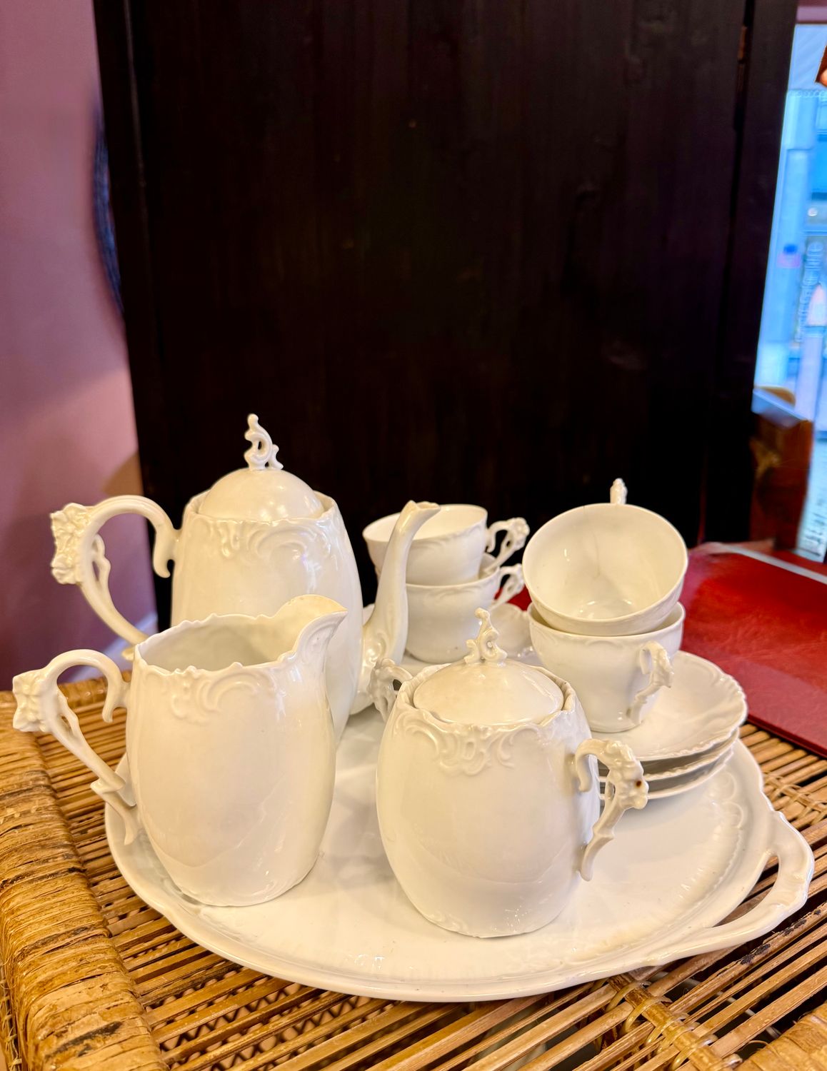 Ivoorkleurige porseleinen thee-en koffieset