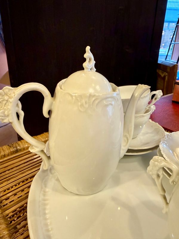 Ivoorkleurige porseleinen thee-en koffieset