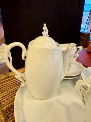 Ivoorkleurige porseleinen thee-en koffieset