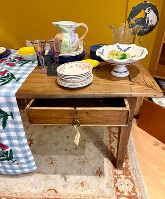 Lange houten eettafel met lades ​