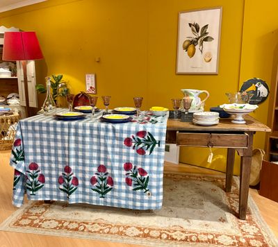 Lange houten eettafel met lades ​