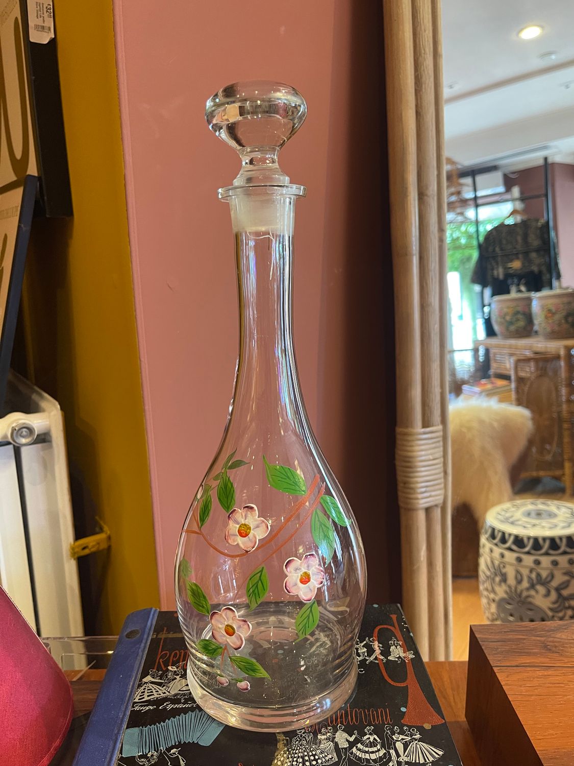 Glazen fles met bloemetjes 