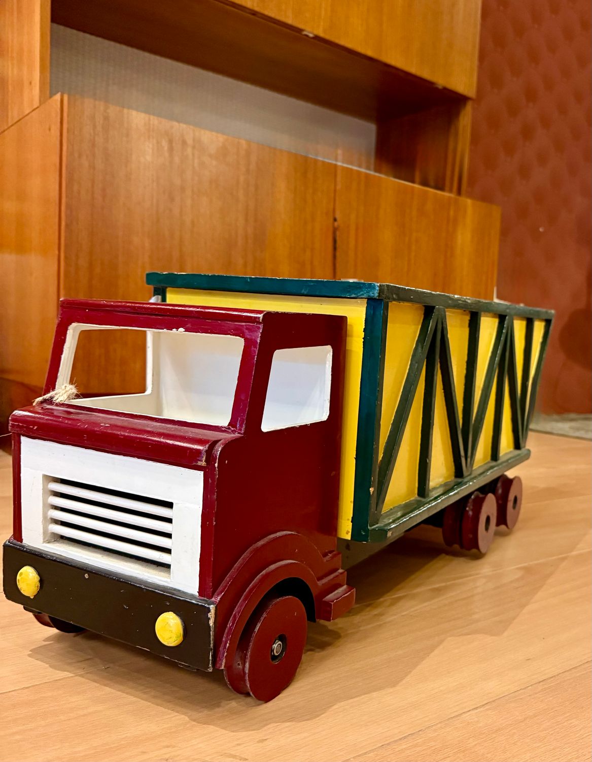 Houten speelgoedvrachtwagen