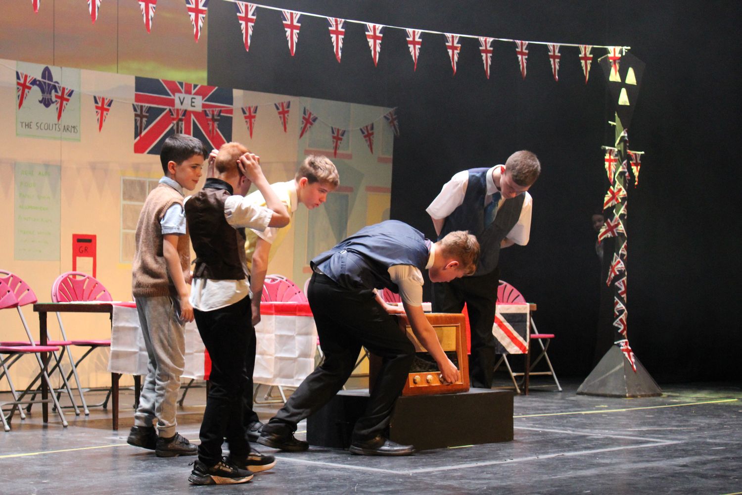 A bit of a knees Up 5679