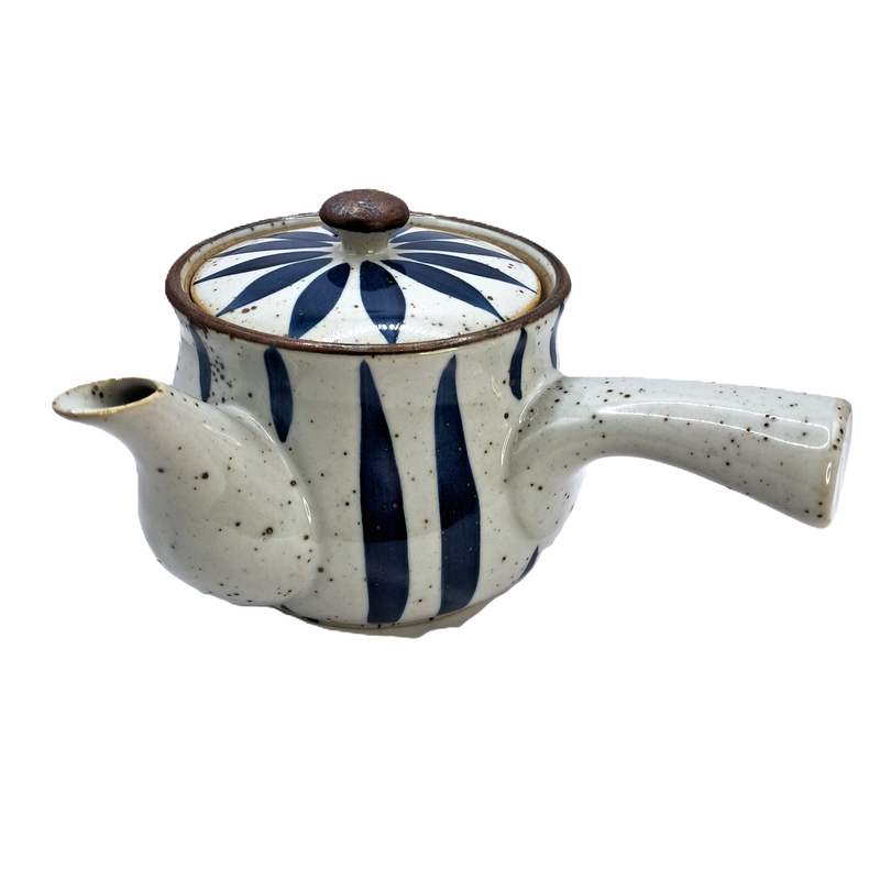Japan-Teekanne mit seitlichem Griff. Blaue Blockstreifen Japan-Teekanne mit seitlichem Griff. Blaue Blockstreifen