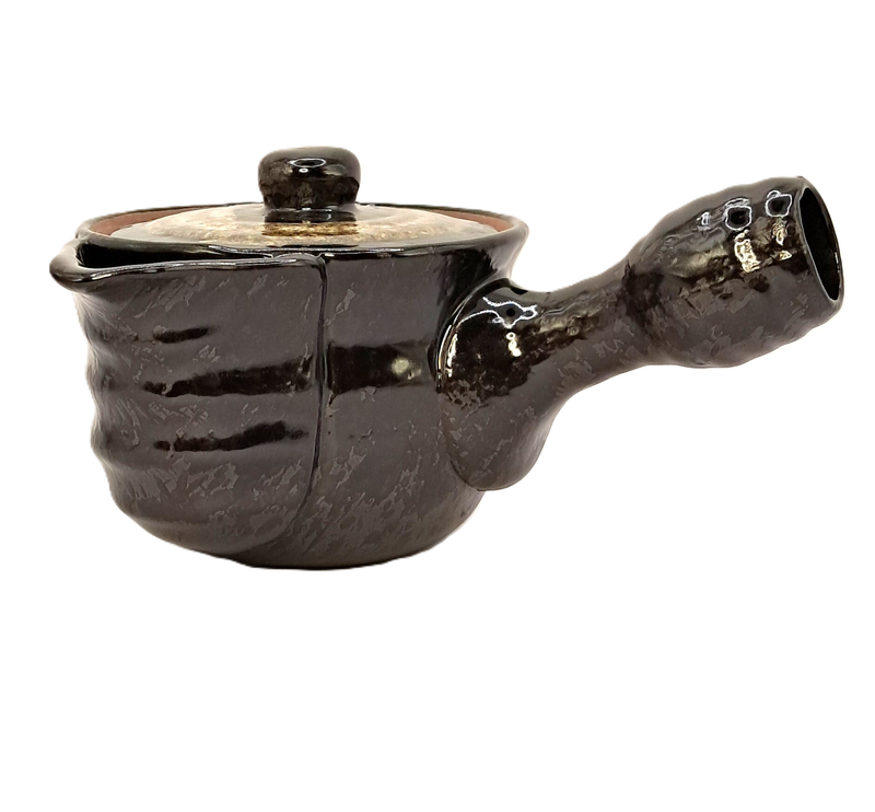 Japan-Teekanne mit seitlichem Griff. Braun, weißer Pinselstrich Japan-Teekanne mit seitlichem Griff. Braun, weißer Pinselstrich