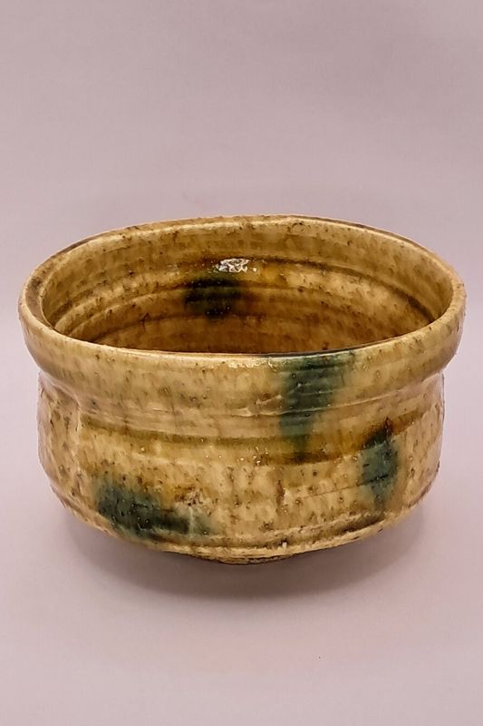 Matcha-Schale Setogelb mit grünen Tupfen